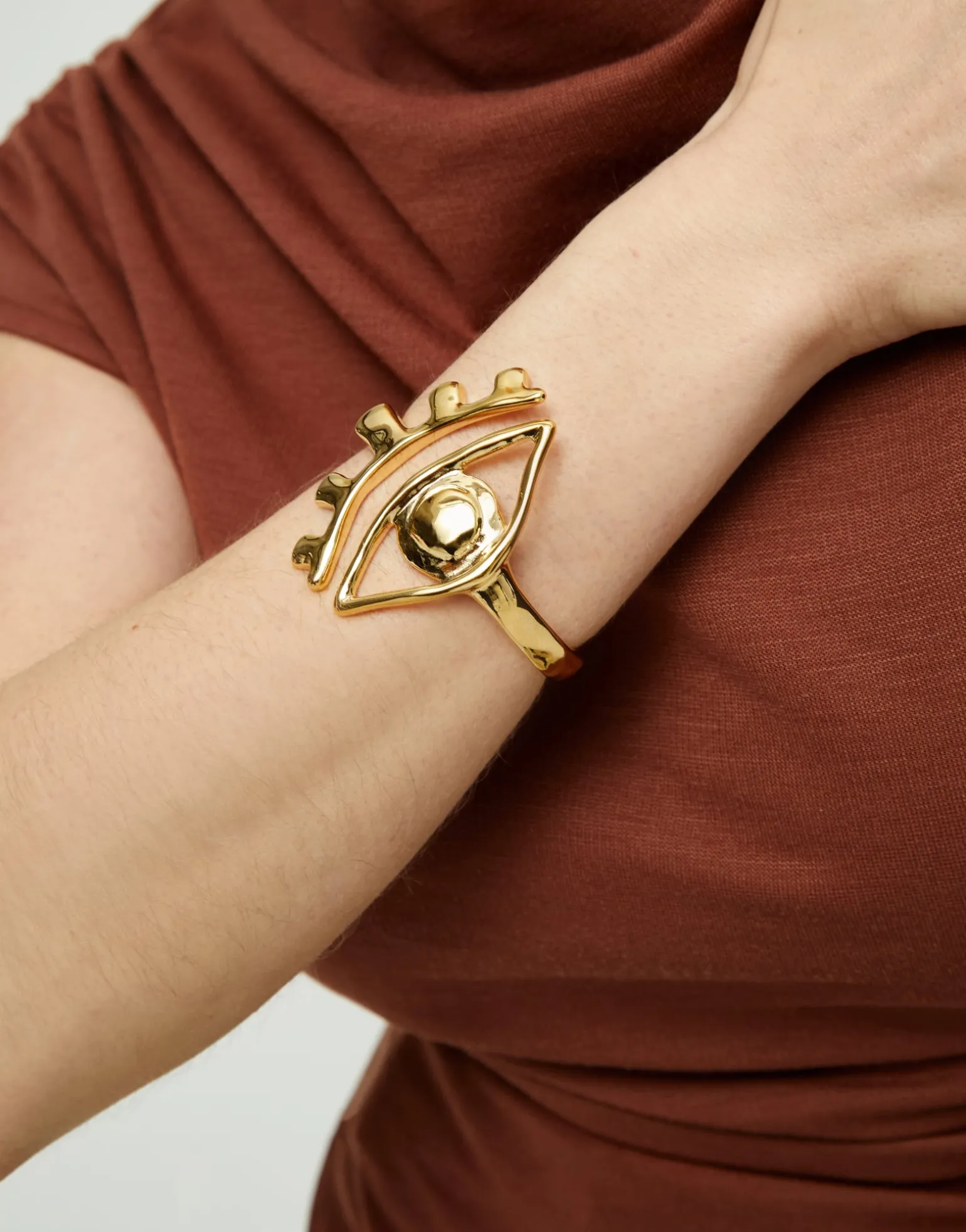 Bangle bracelet with a striking central eye
