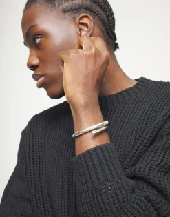 Bangle bracelet with intertwined organic shapes