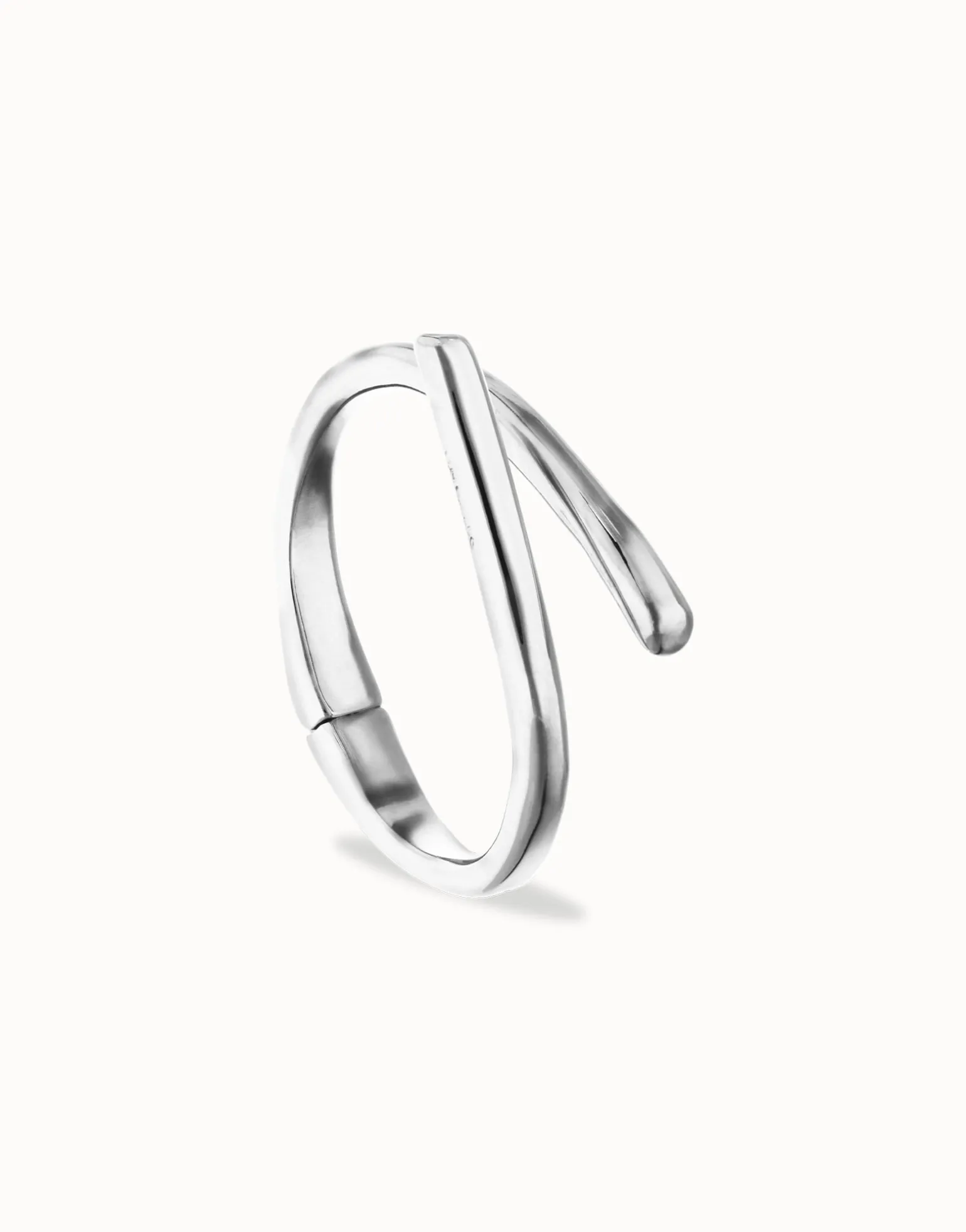 Bangle bracelet with intertwined organic shapes