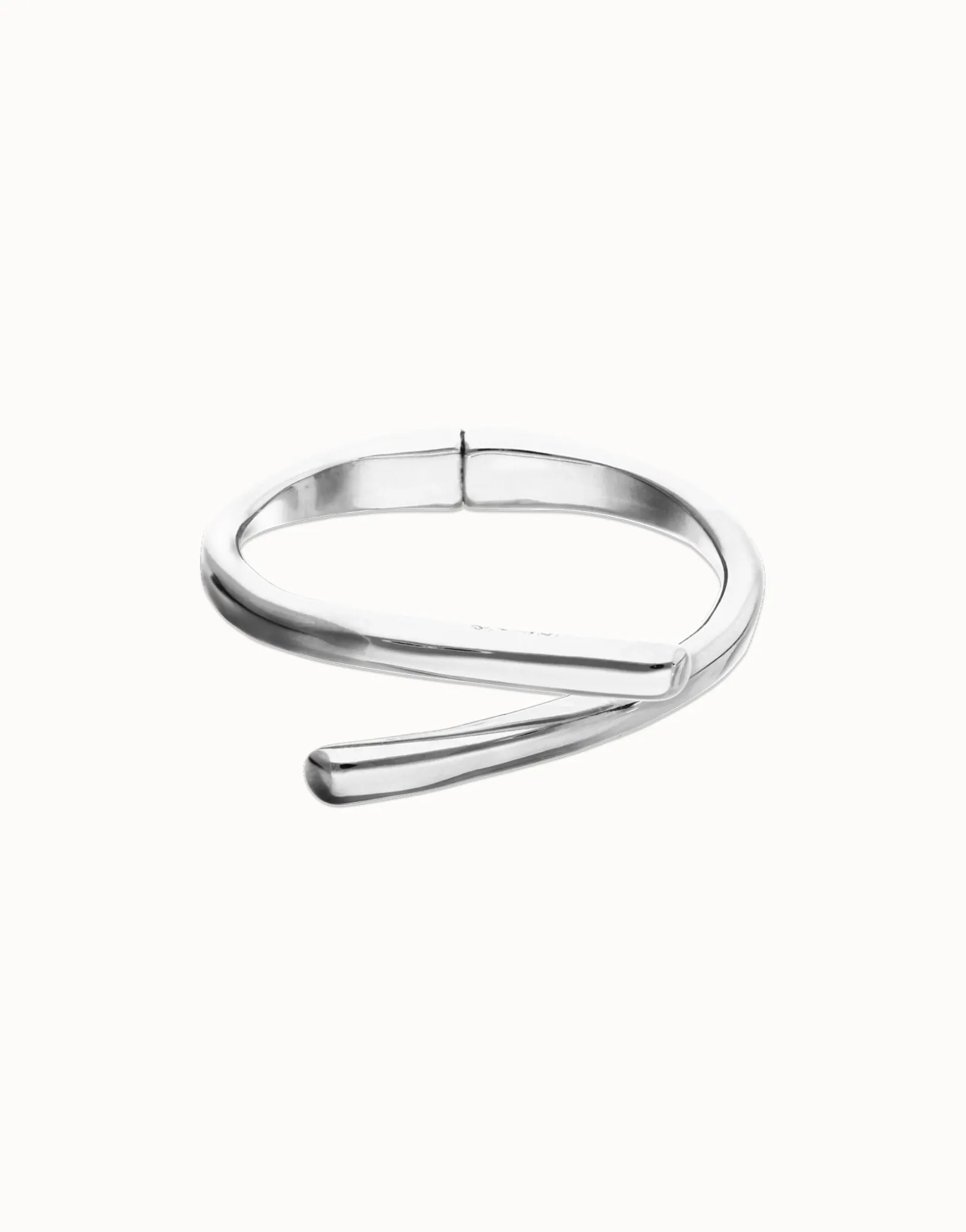 Bangle bracelet with intertwined organic shapes