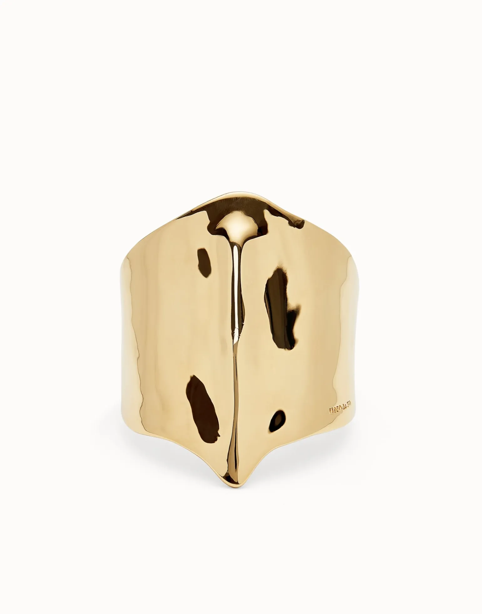 Bangle bracelet with manta ray structure