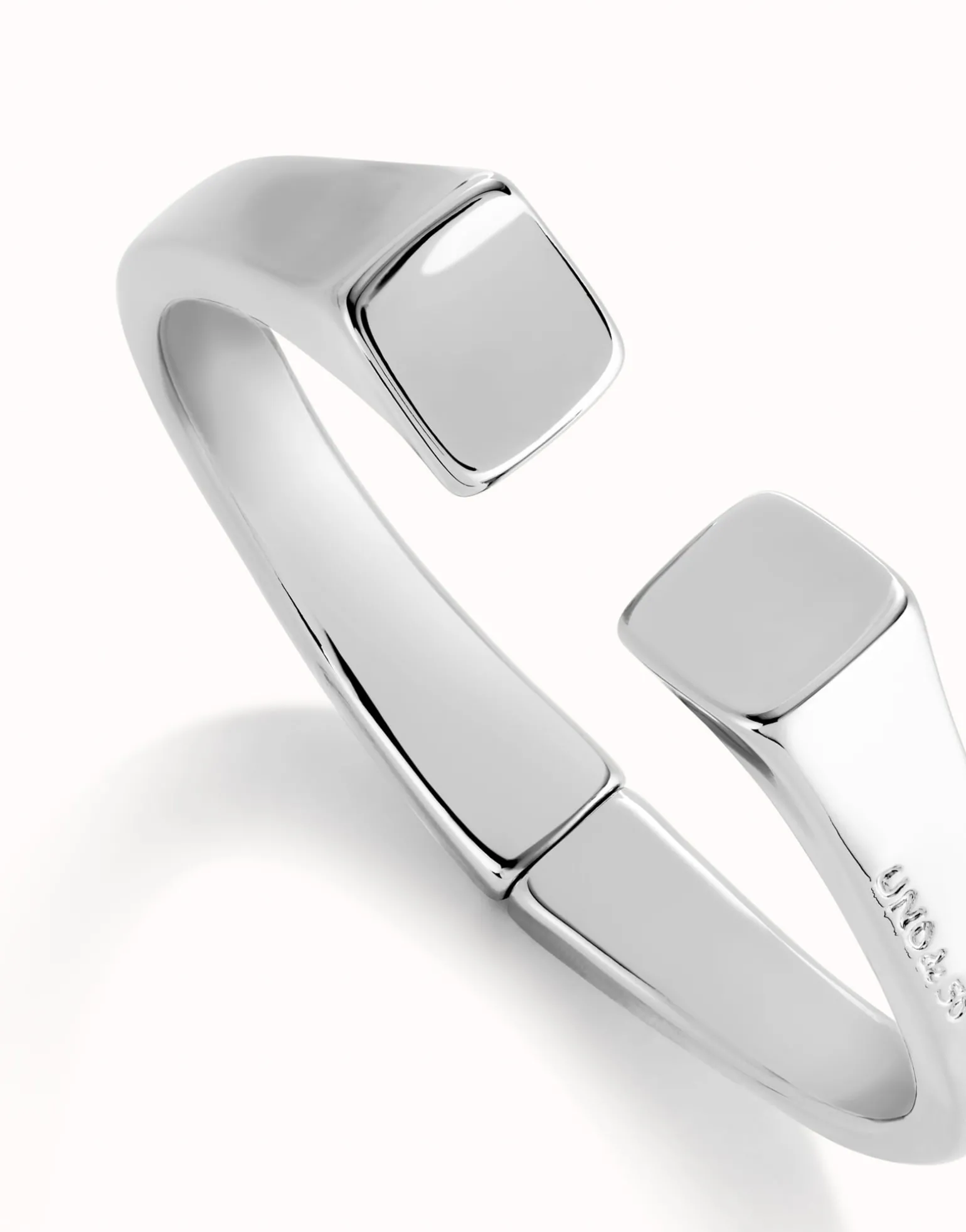 Bangle bracelet with square shape