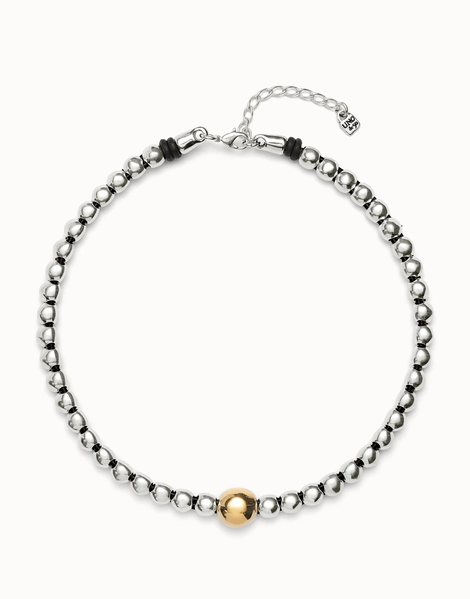 Beaded short necklace with larger central bead