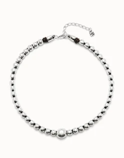 Beaded short necklace with larger central bead