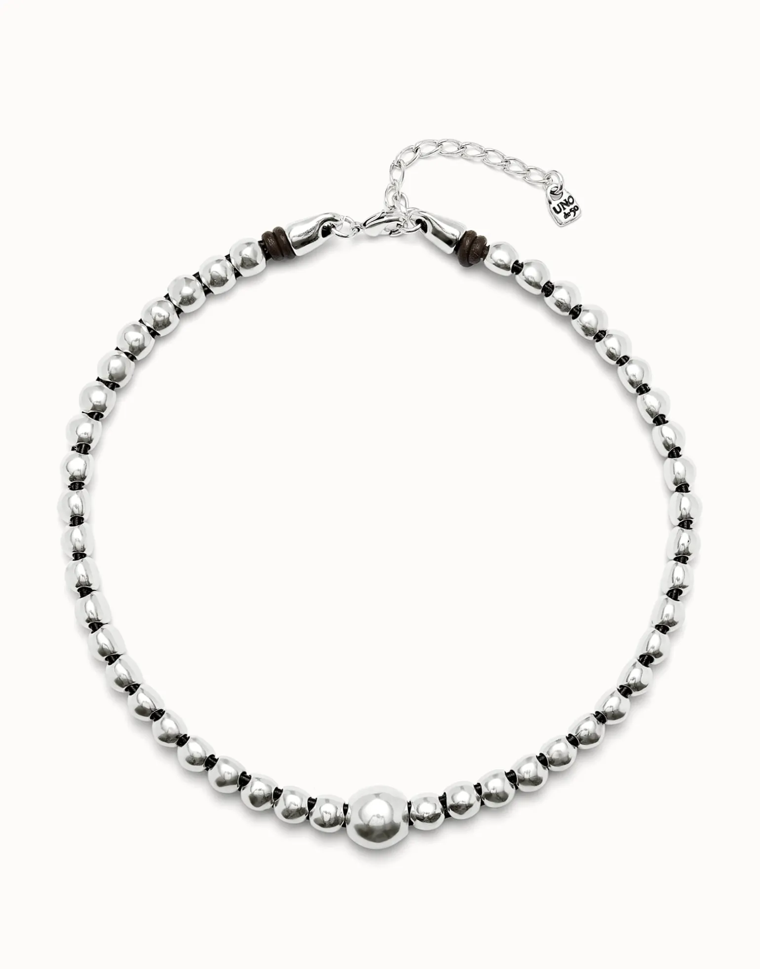 Beaded short necklace with larger central bead