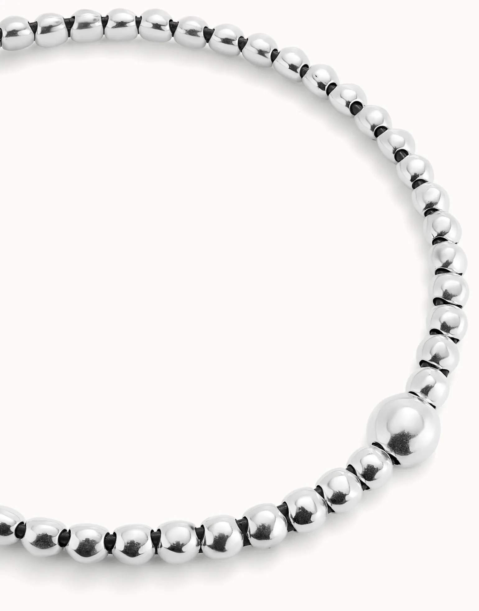 Beaded short necklace with larger central bead