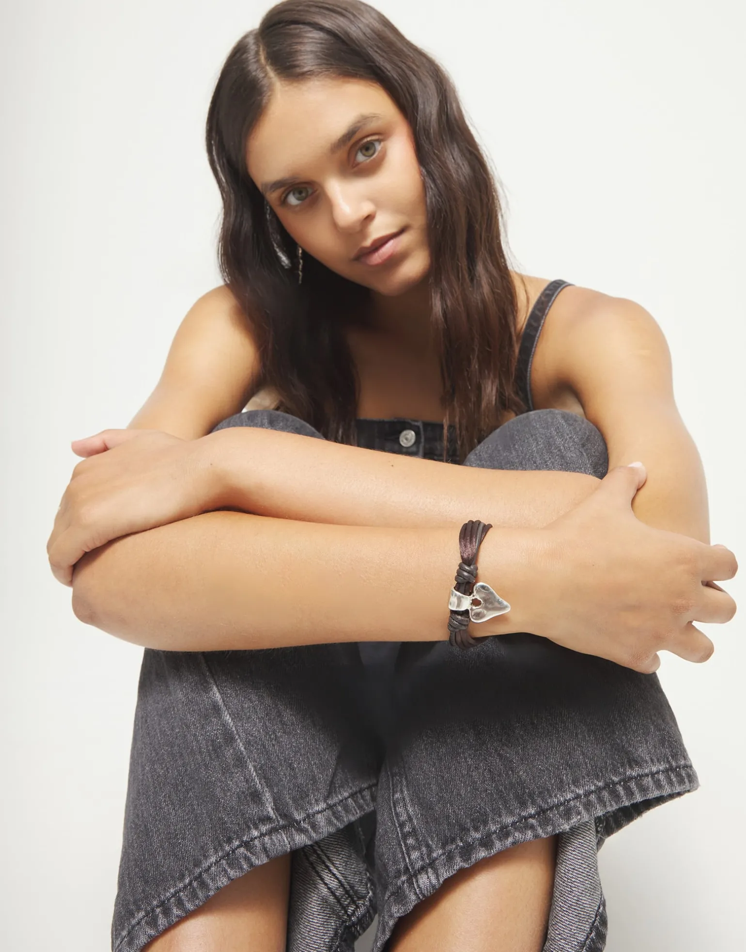 Bracelet in silk thread and brown leather with heart