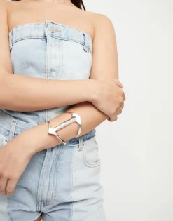 Cuff bracelet with manta ray structure