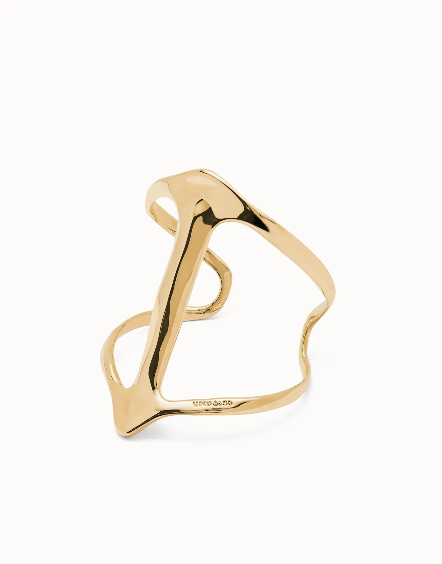 Cuff bracelet with manta ray structure