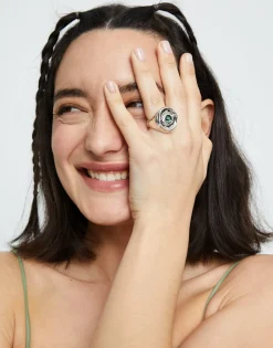 Eye-shaped signet ring with faceted green crystal