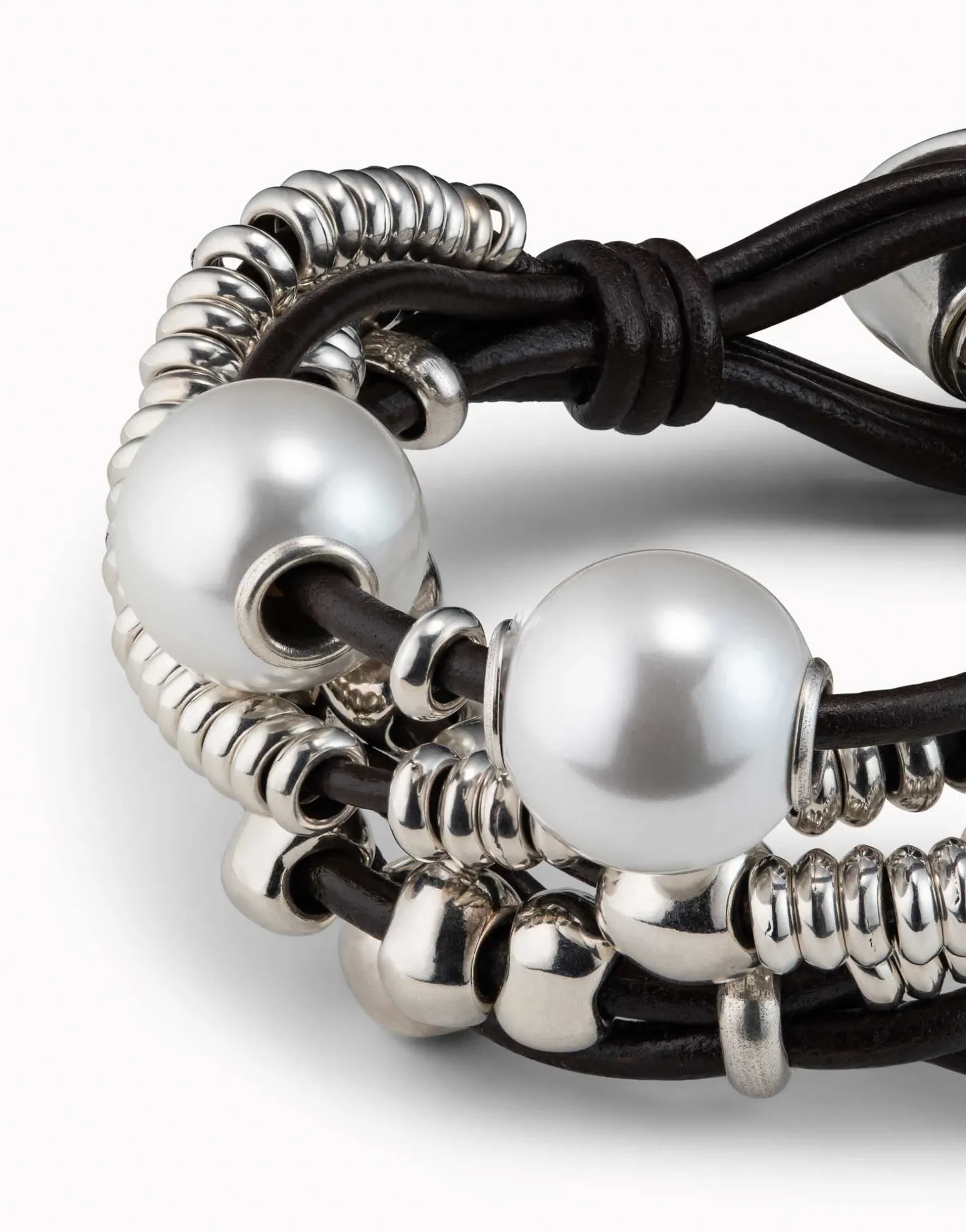 Leather beaed bracelet with pearls