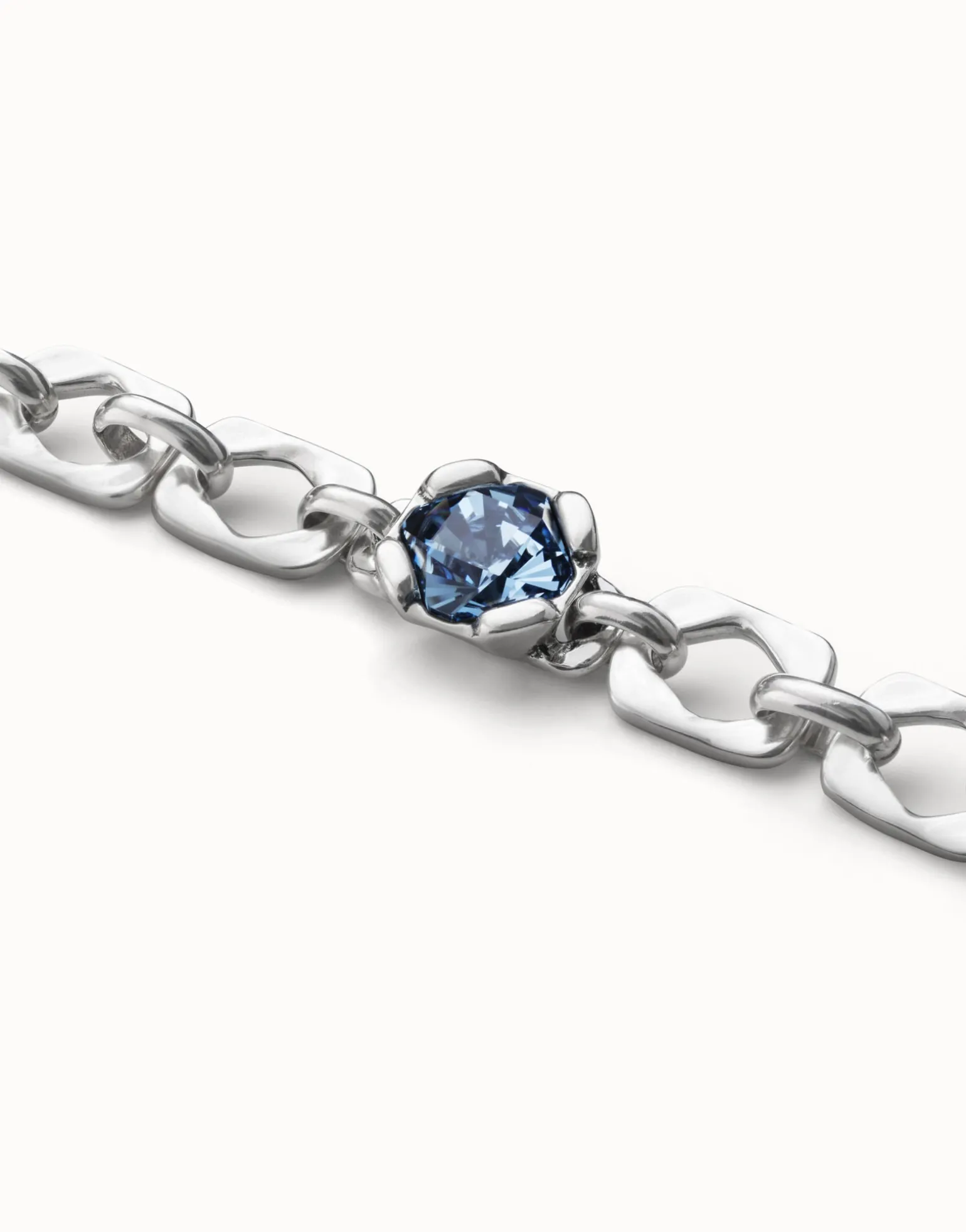 Link chain bracelet with a blue crystal