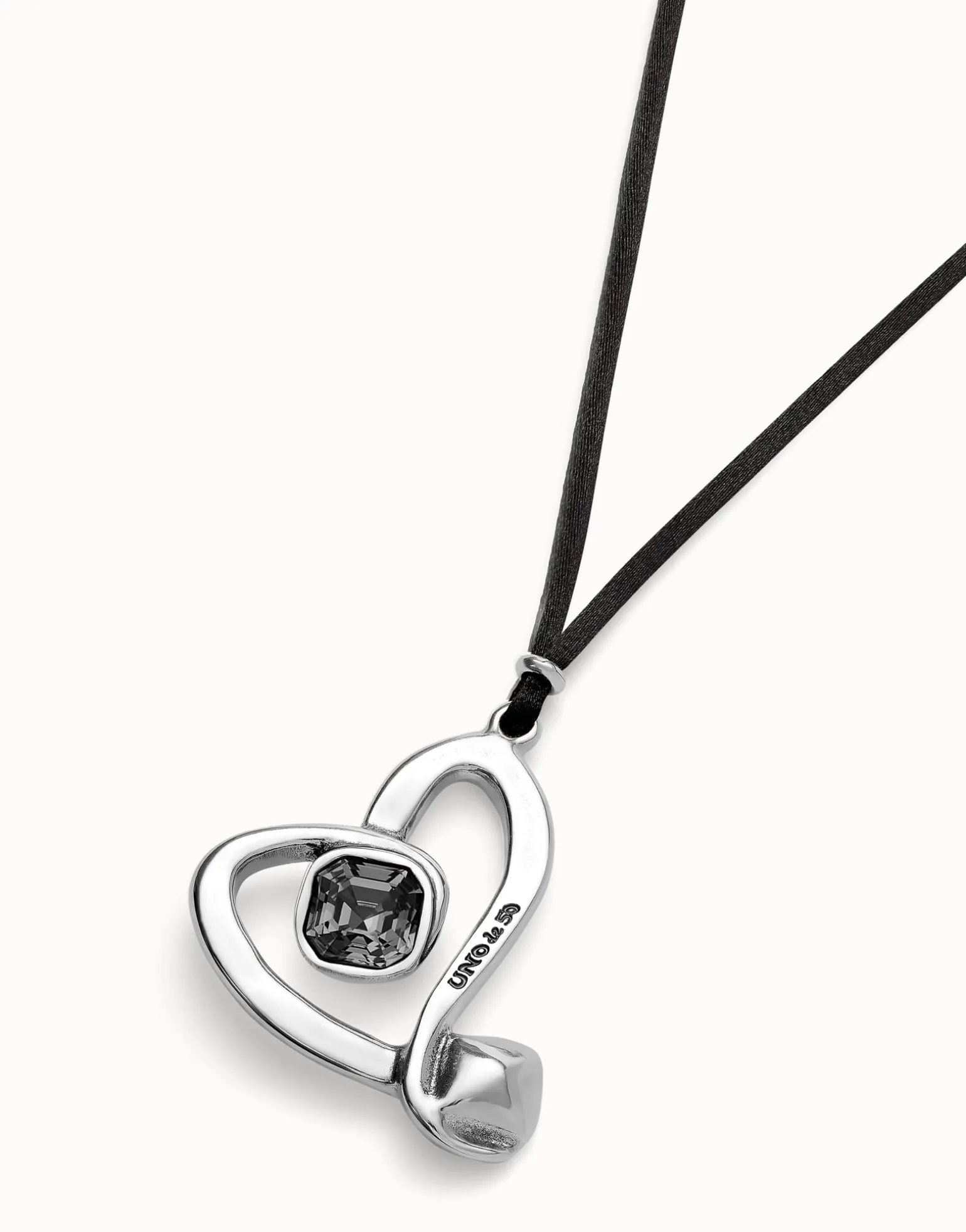 Long pendant and central heart with black crystal