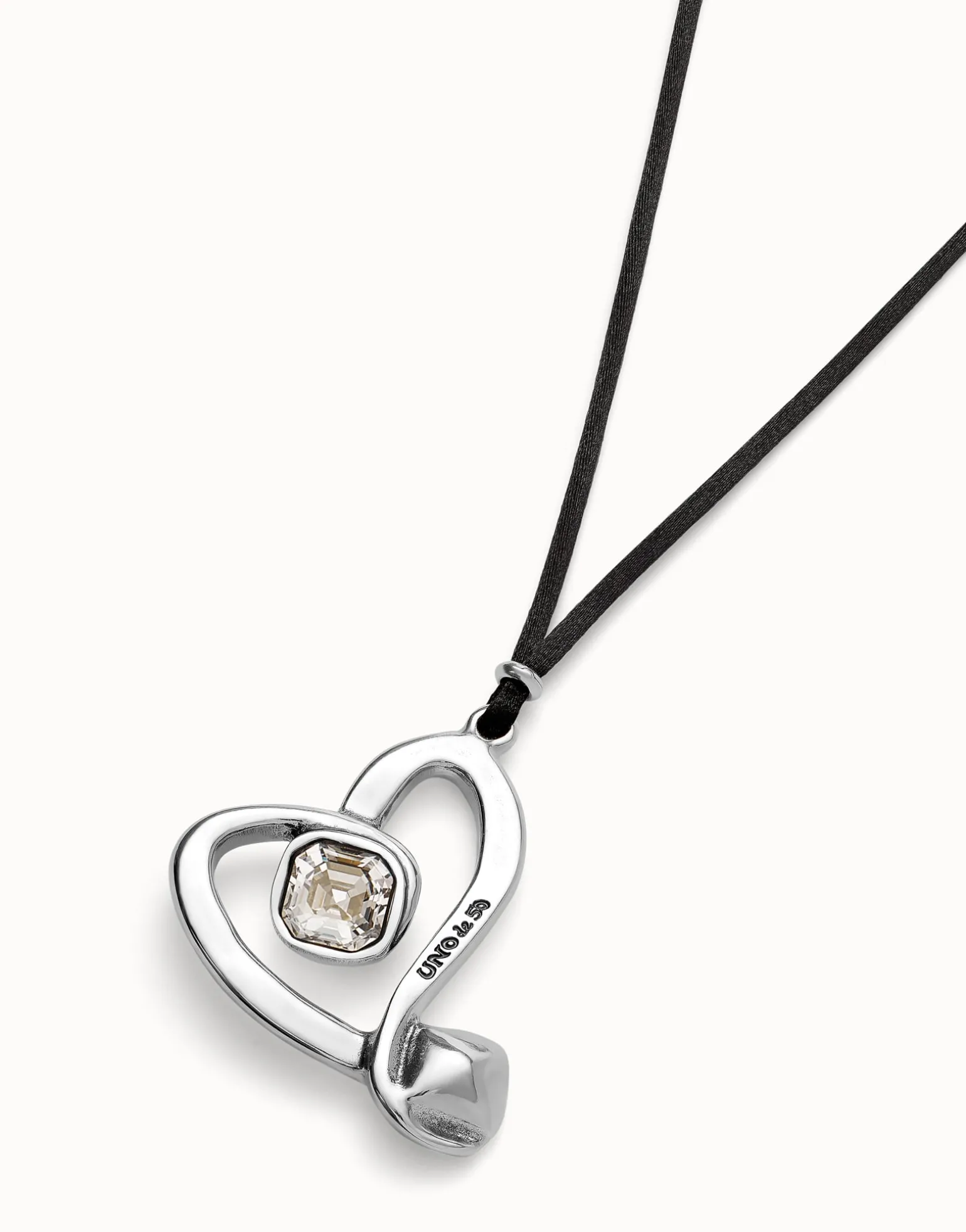 Long pendant and central heart with transparent crystal