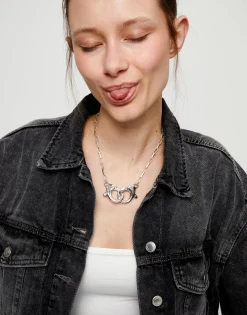Necklace with large interlocking snap hook