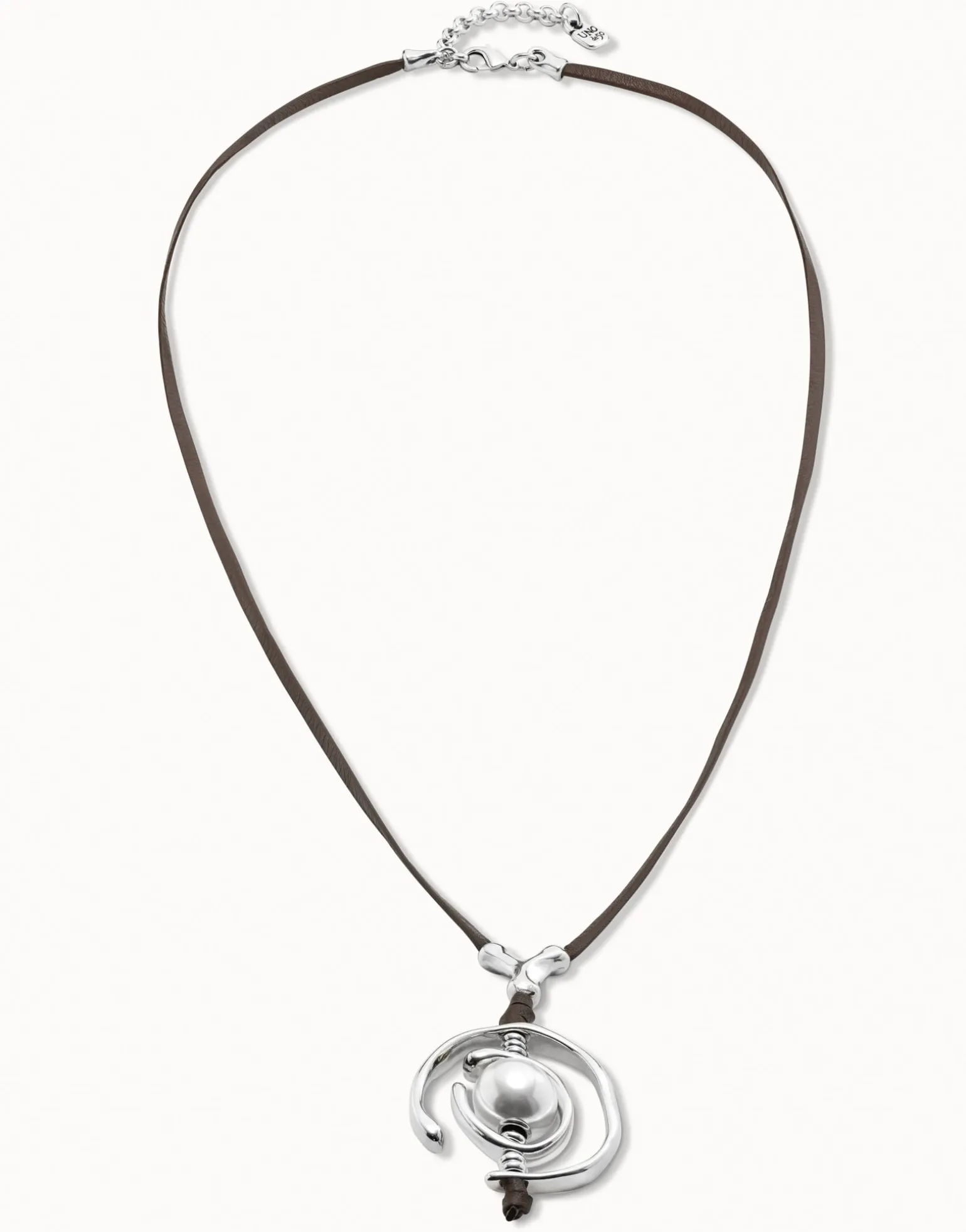 Necklace with leather and pearl