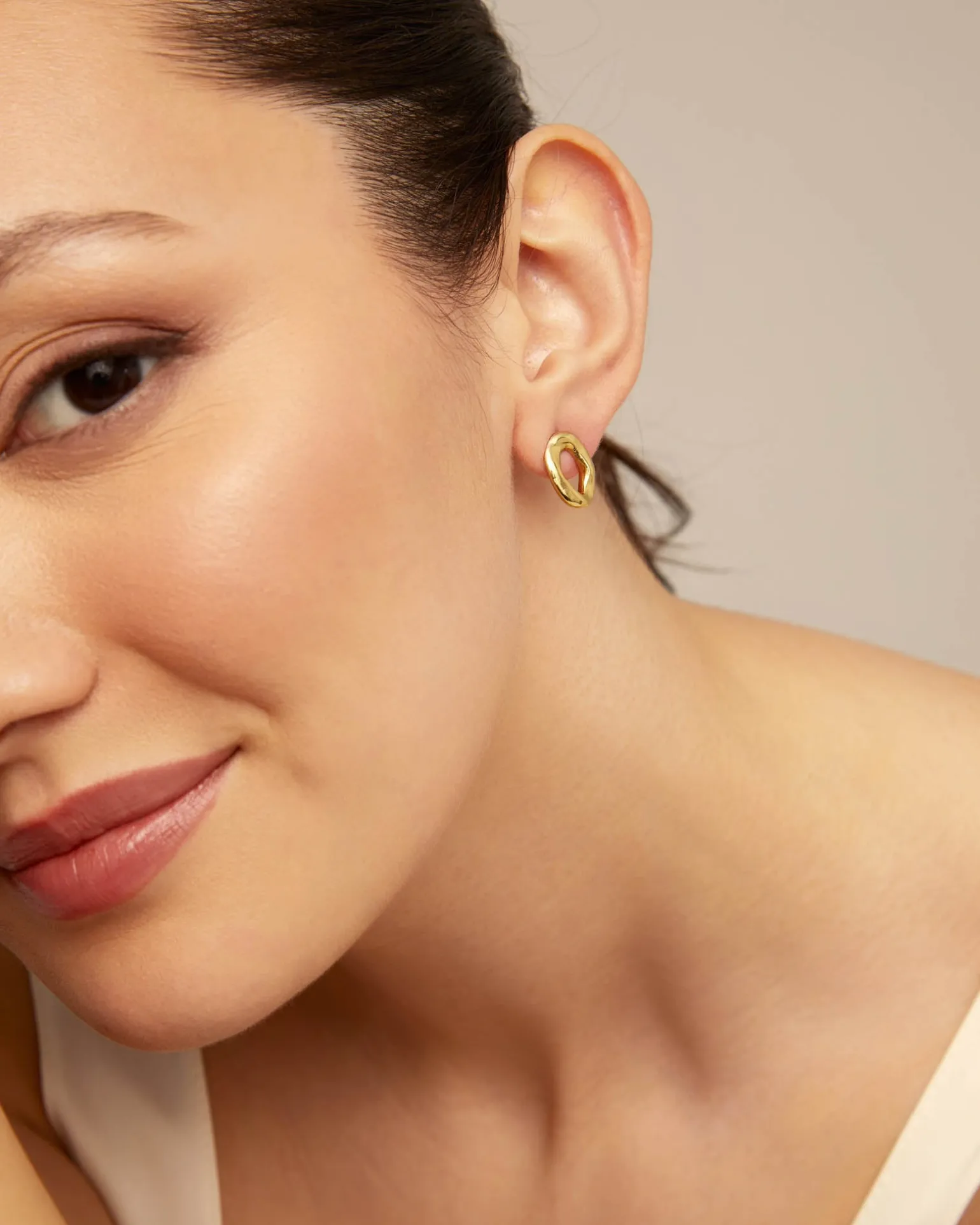 Oval link shape stud earrings