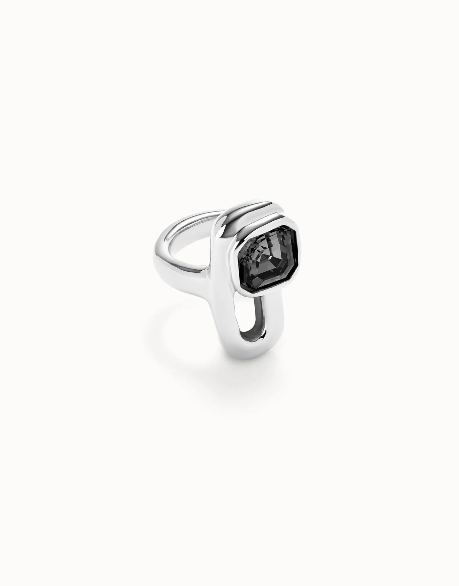 Ring with black crystal