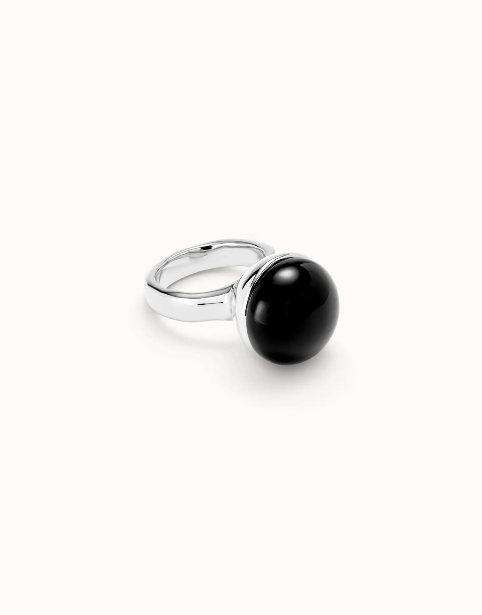 Ring with black murano glass