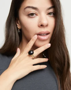 Ring with black murano glass