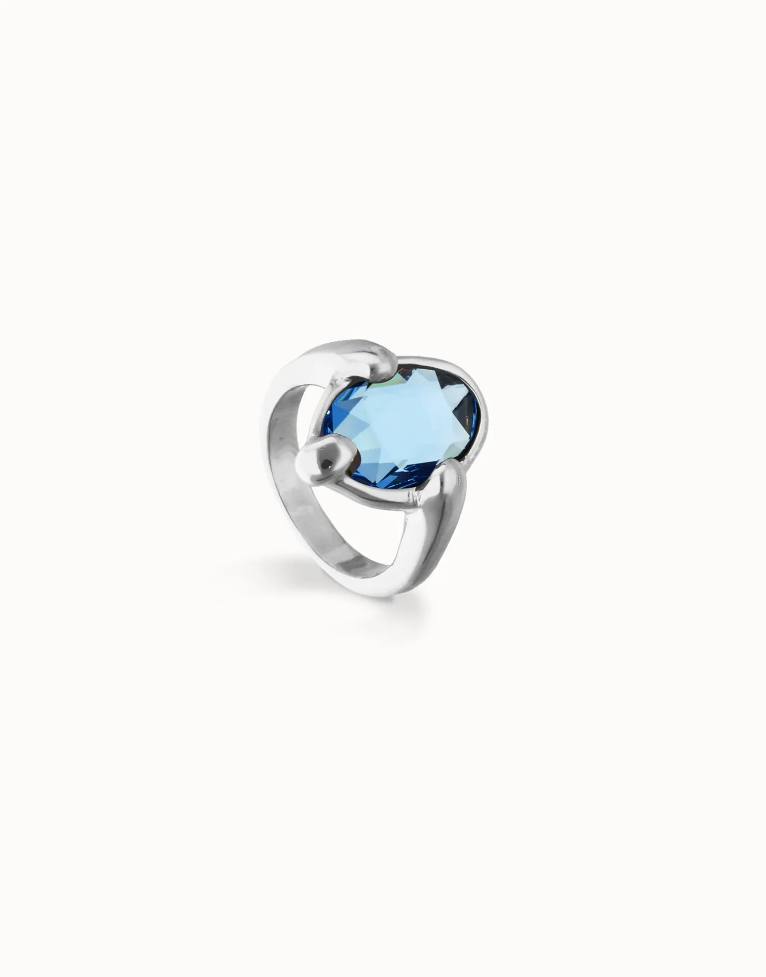 Ring with blue oval faceted crystal