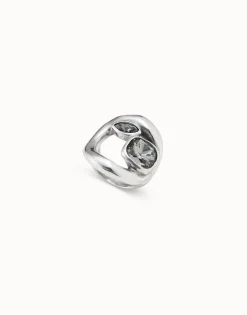 Ring with central oval and two crystals
