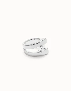 Ring with curved lines
