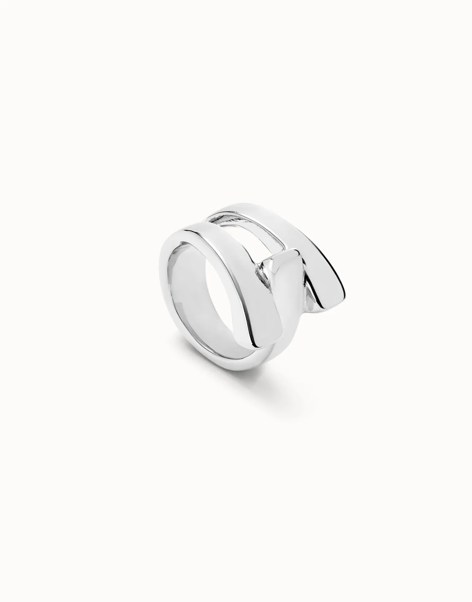 Ring with curved lines