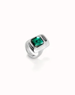 Ring with green crystal