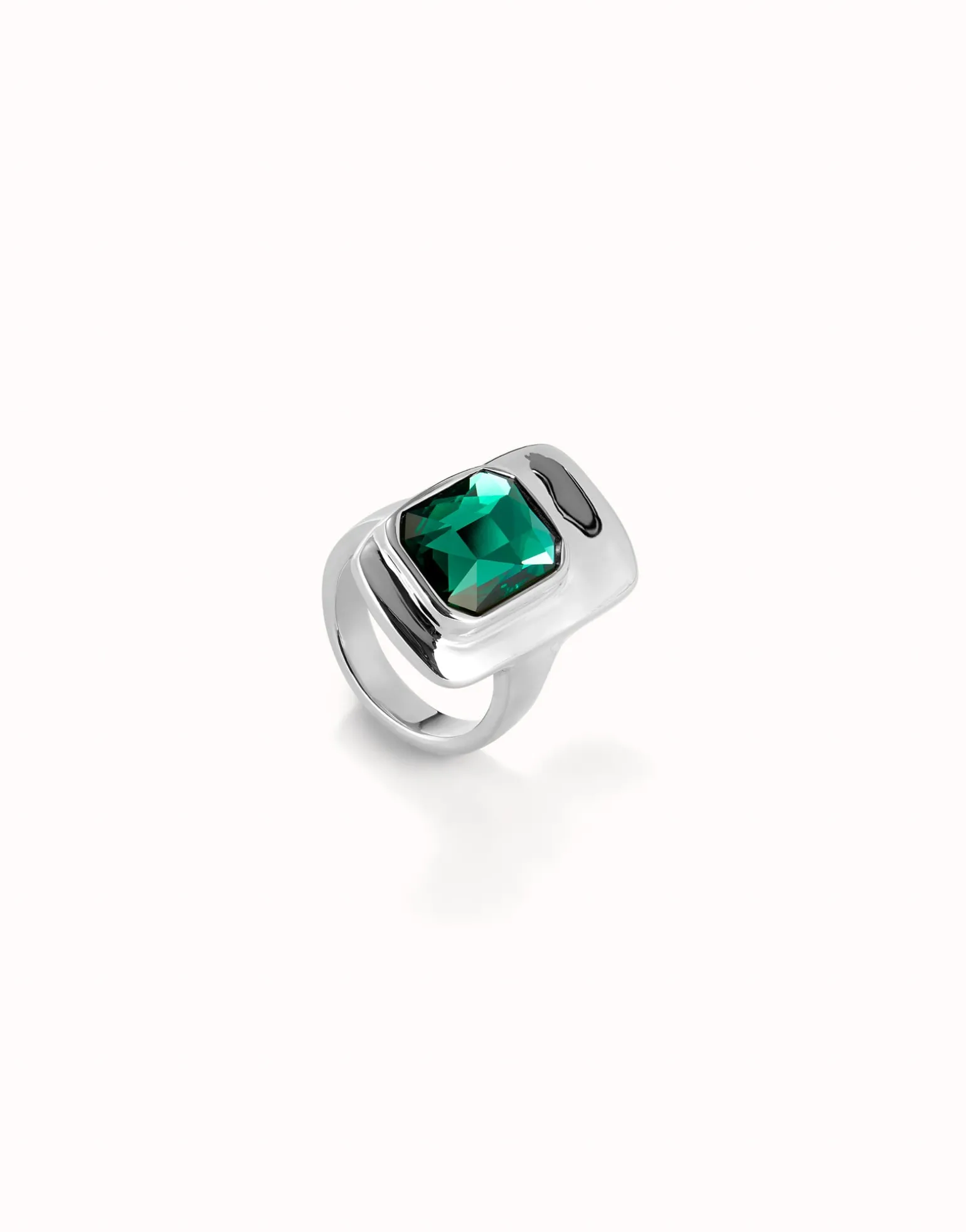 Ring with green crystal
