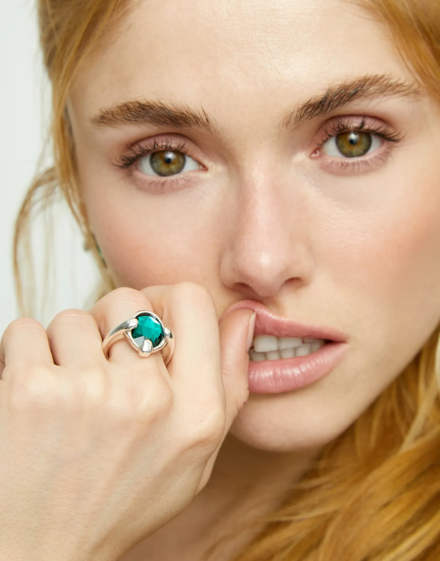 Ring with green oval faceted crystal