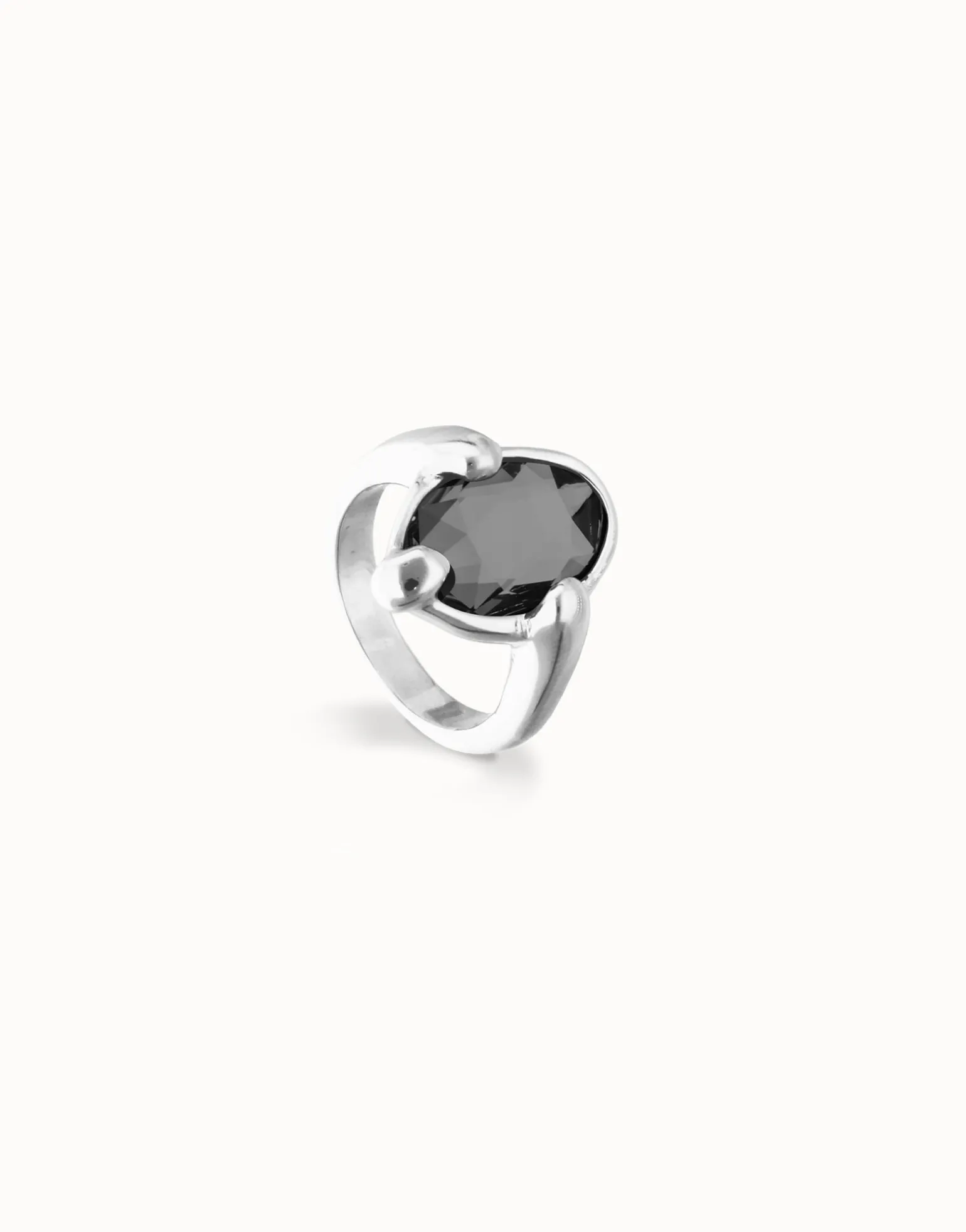Ring with oval faceted black crystal