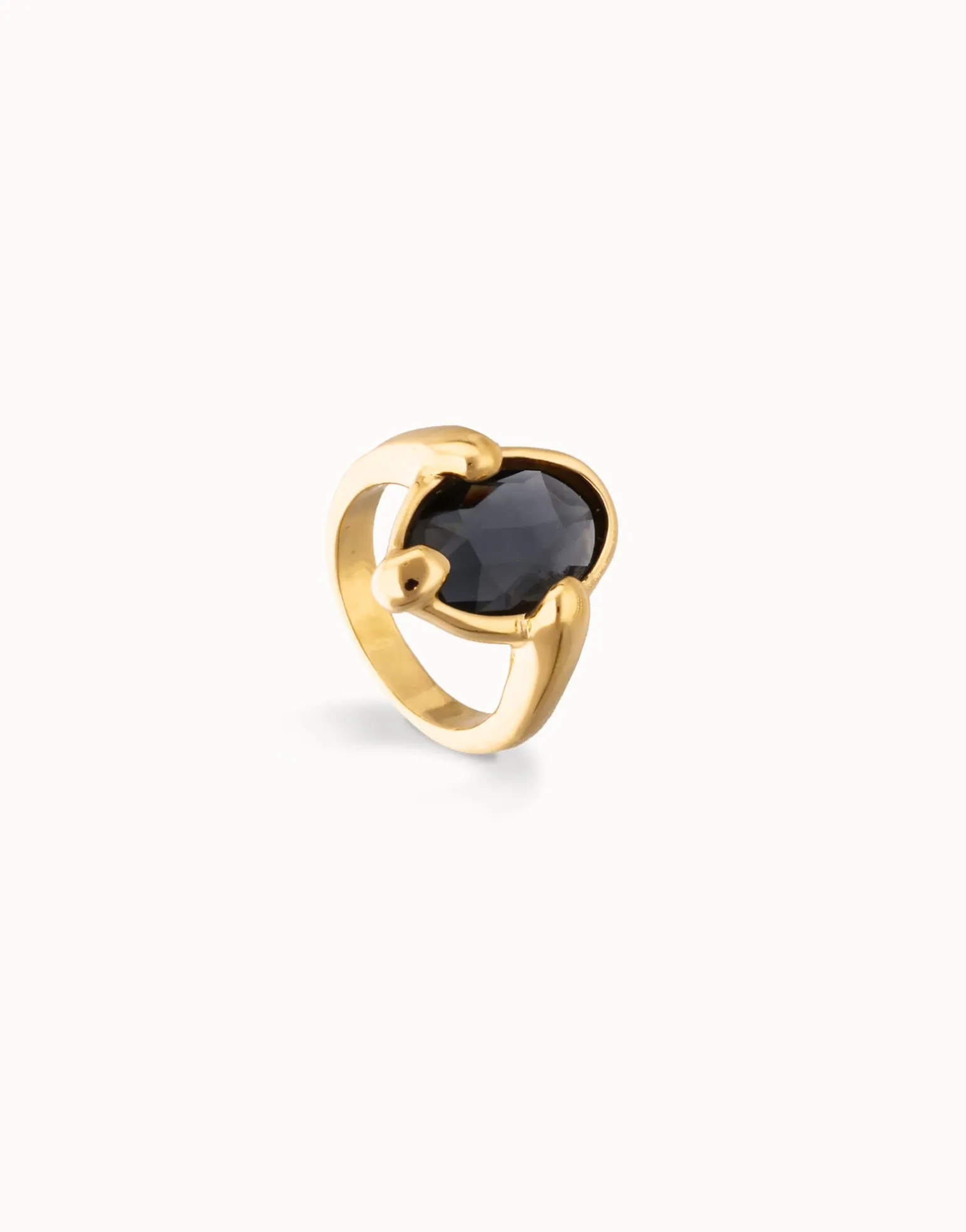 Ring with oval faceted black crystal