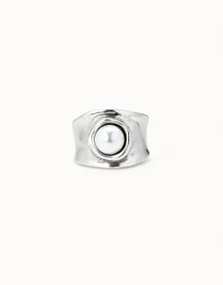 Ring with pearl
