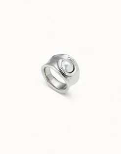 Ring with pearl