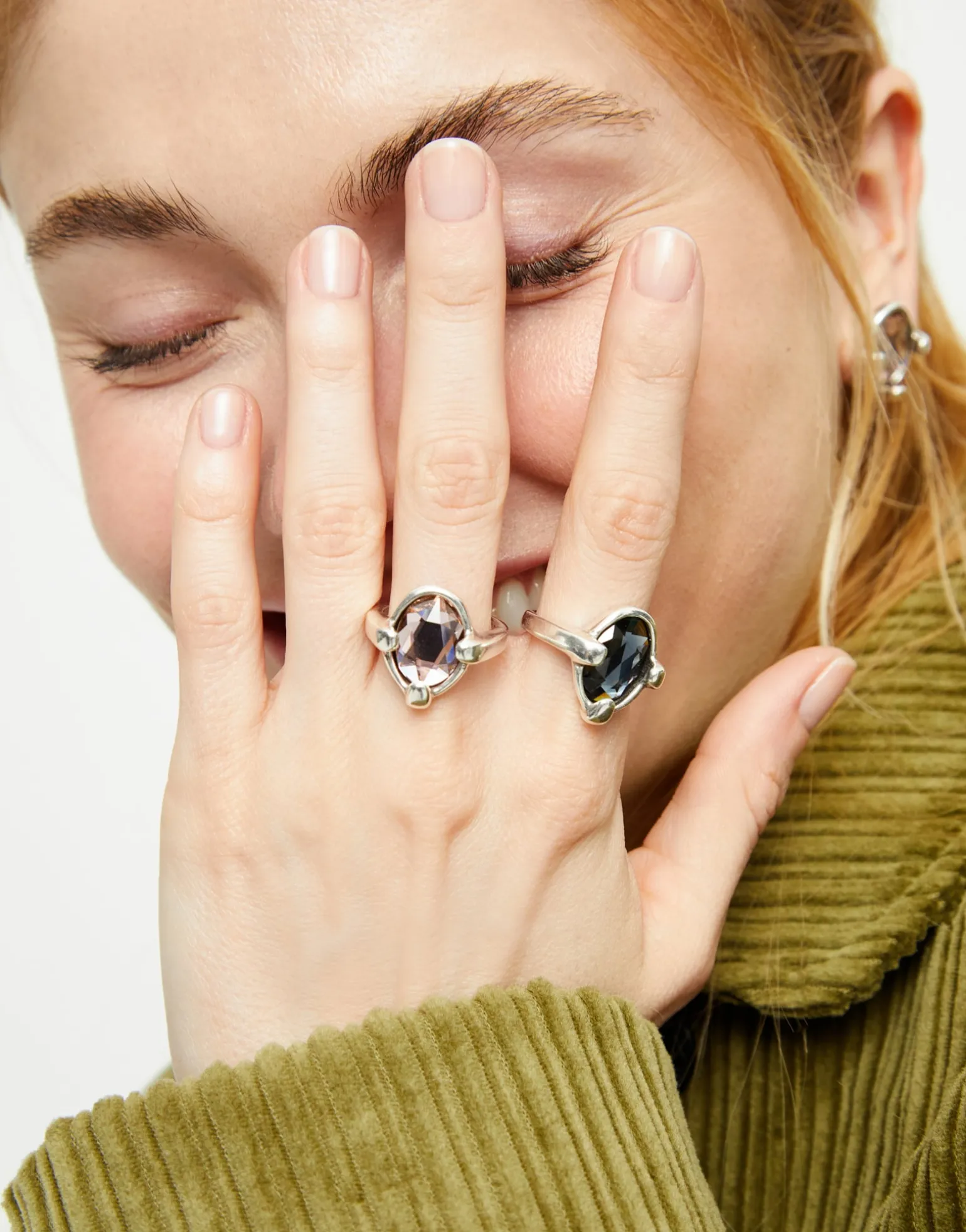 Ring with pink oval faceted crystal