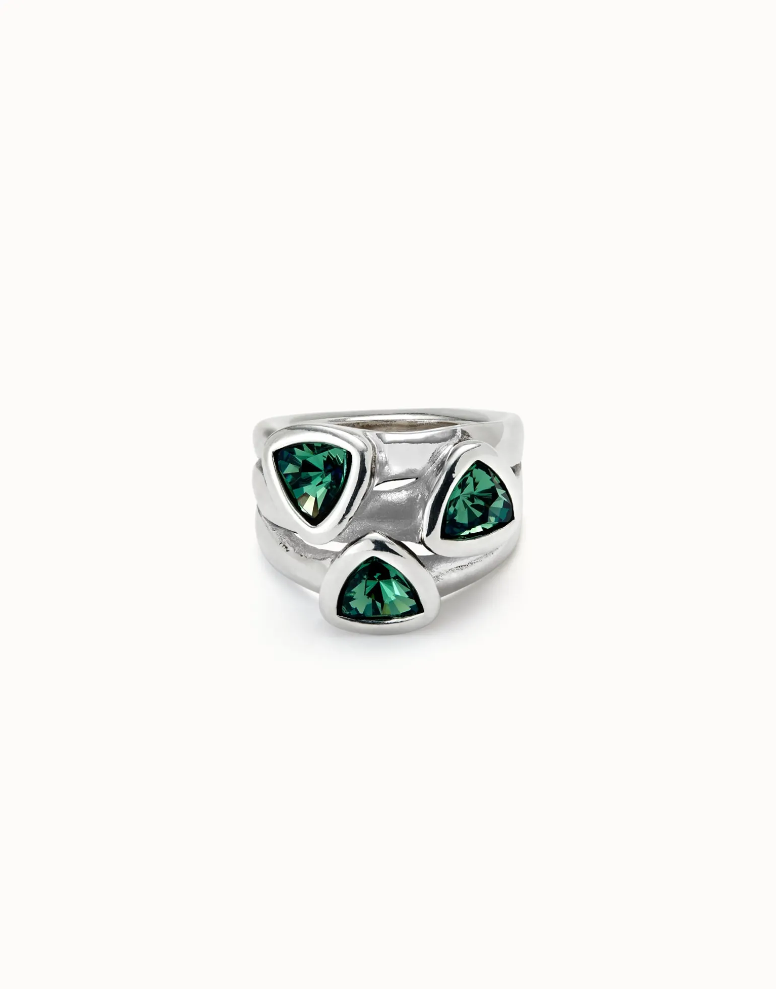 Ring with three green crystals
