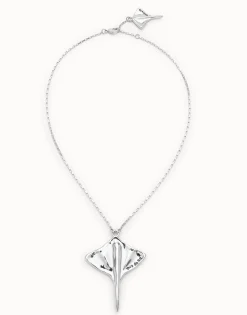 Short chain pendant necklace with manta ray