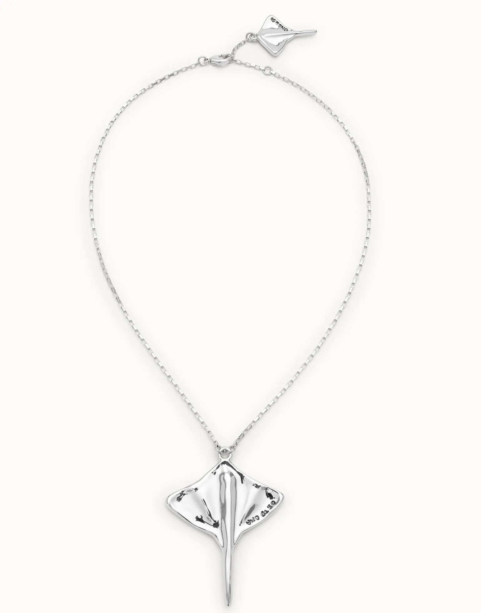 Short chain pendant necklace with manta ray