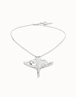 Short chain pendant necklace with manta ray
