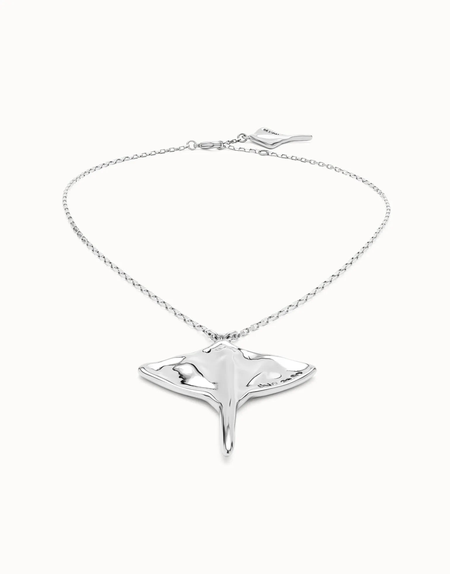 Short chain pendant necklace with manta ray