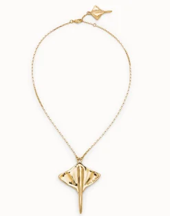 Short chain pendant necklace with manta ray