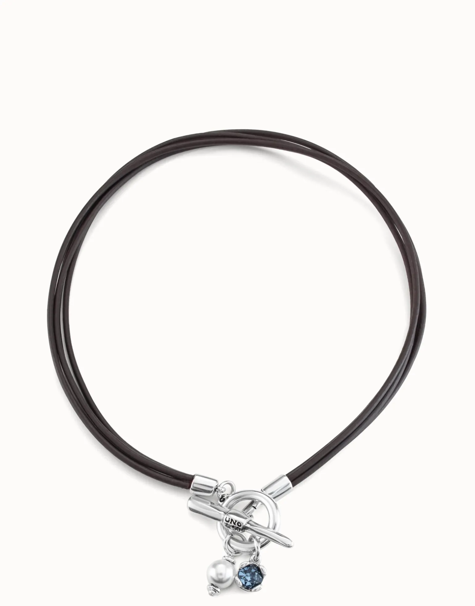 Short leather necklace with central clasp