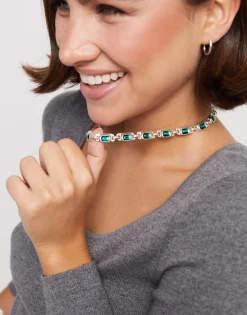 Short necklace with green crystals