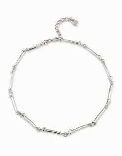 Short necklace with nail-shaped pieces