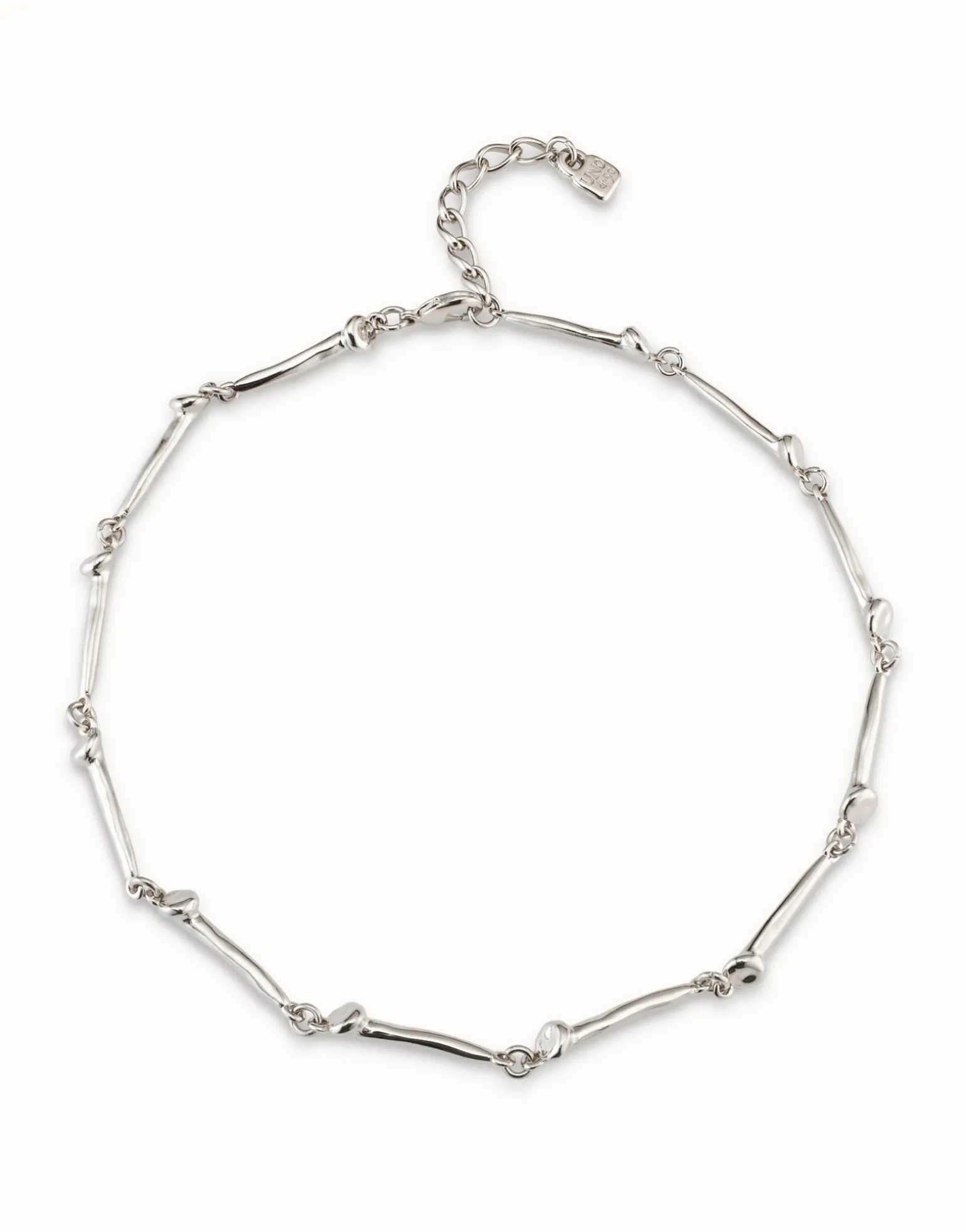 Short necklace with nail-shaped pieces