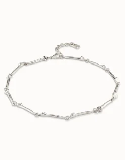 Short necklace with nail-shaped pieces