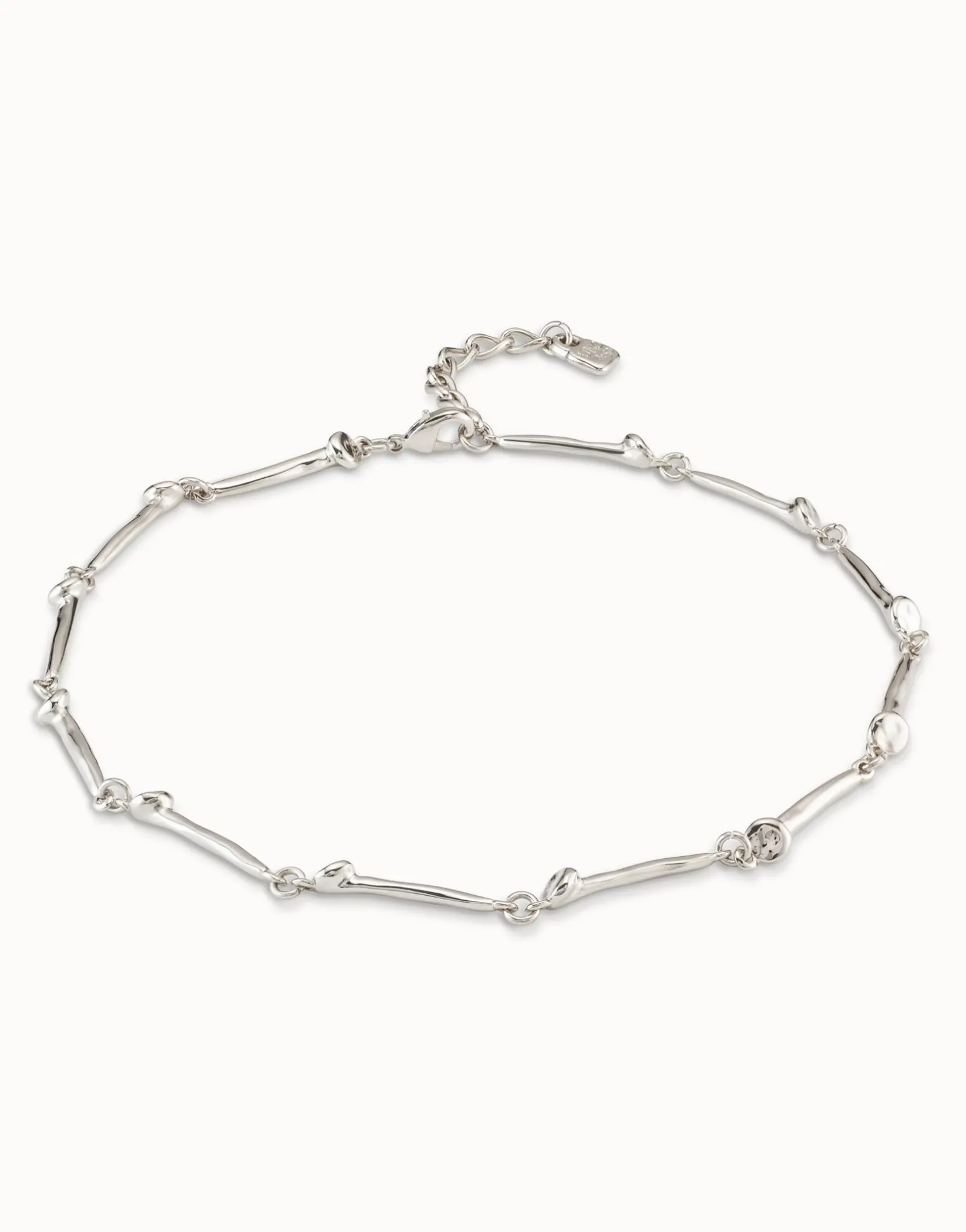 Short necklace with nail-shaped pieces