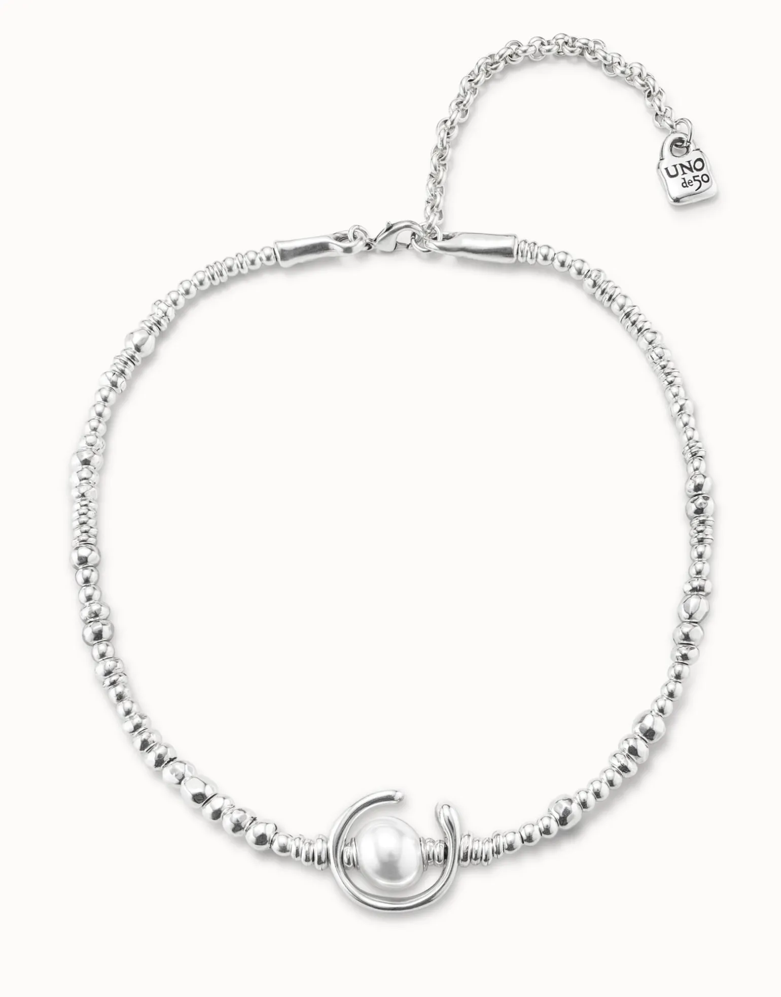 Short necklace with pearl