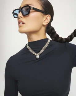 Short necklace with silver threads and large sphere